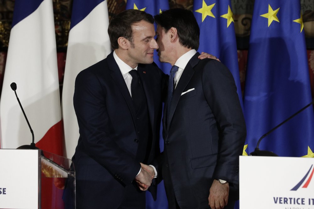friendly-kissing-poses-european-dilemma-as-virus-spreads
