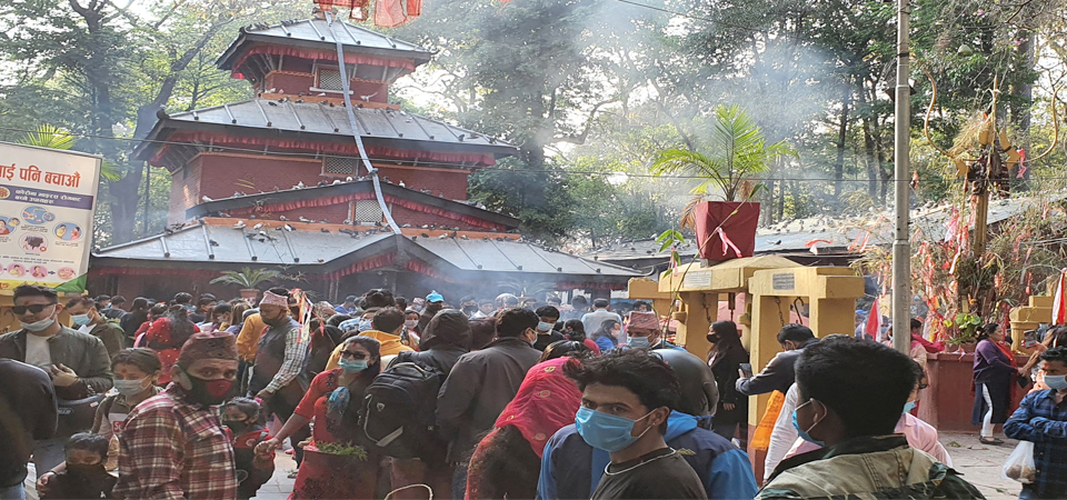 influx-of-devotees-at-baglung-kalika-bhagwati-temple-amid-devastating-second-covid-wave-photo-feature