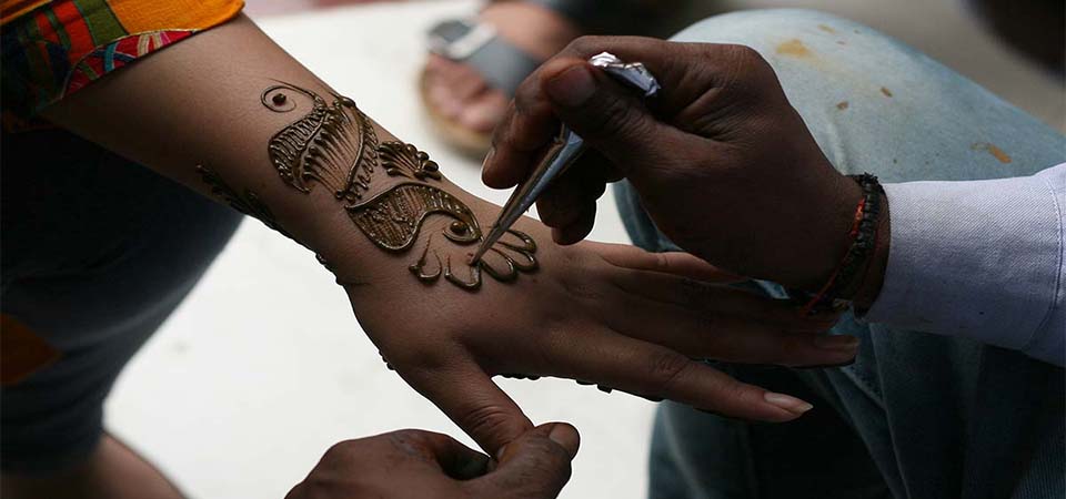 painting-mehendi-on-palms-and-wrists-photo-feature