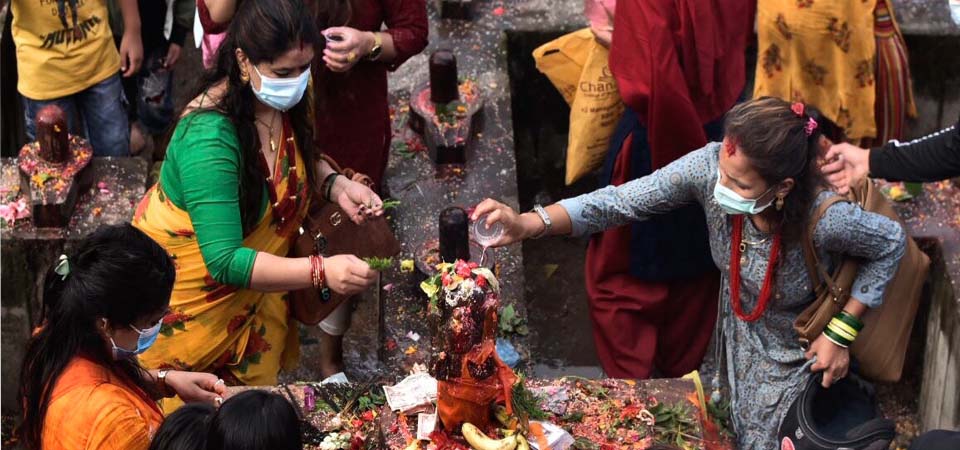 devotees-offer-prayers-at-bhaktapurs-doleshwor-mahadev-temple-on-last-monday-of-shrawan-photo-feature