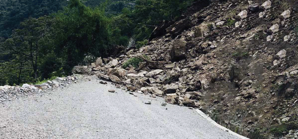 landslide-disrupts-nayapul-ghandruk-road-tourists-stranded