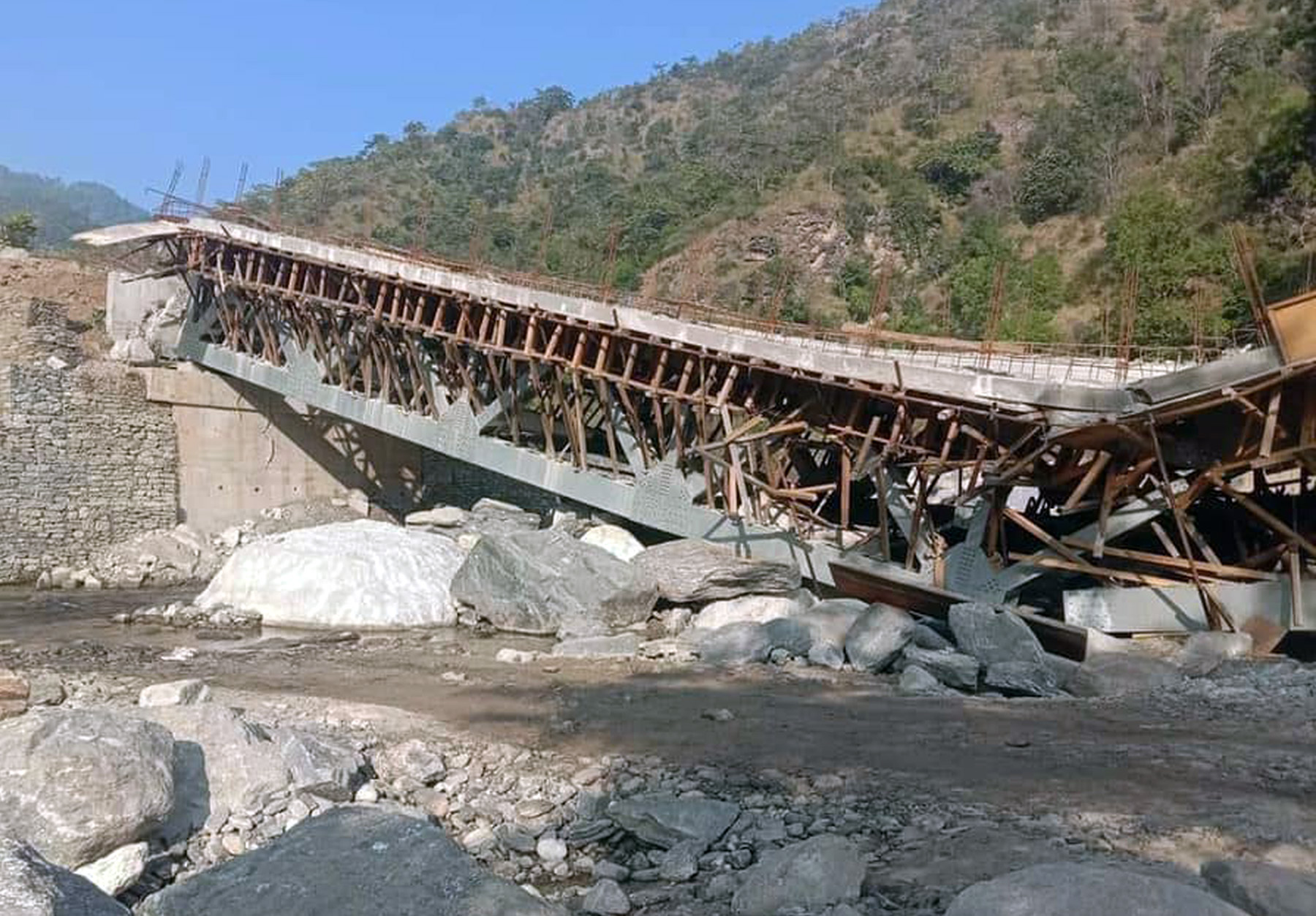 bridge-collapses-while-under-construction-in-bhojpur