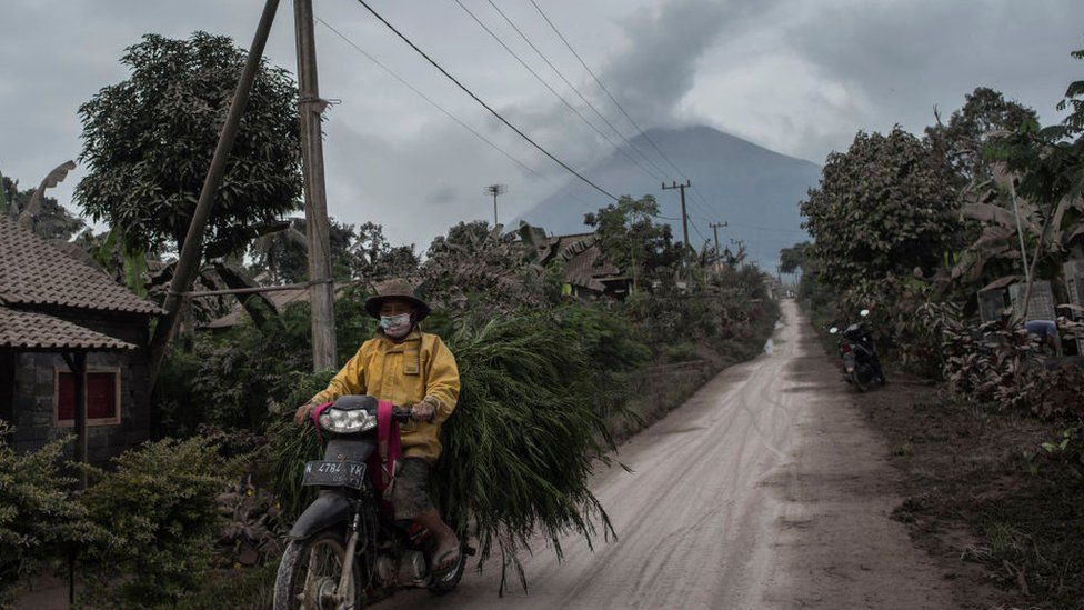 residents-flee-huge-ash-cloud-from-indonesia-volcano