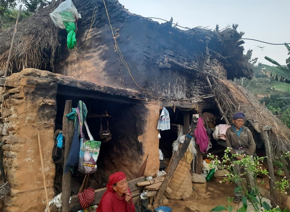 elderly-couple-forced-to-spend-cold-nights-in-roofless-shanty