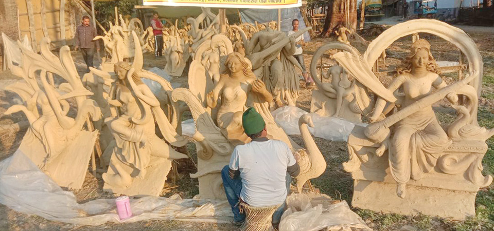 inaruwa-sculptors-busy-crafting-statues-for-saraswoti-puja