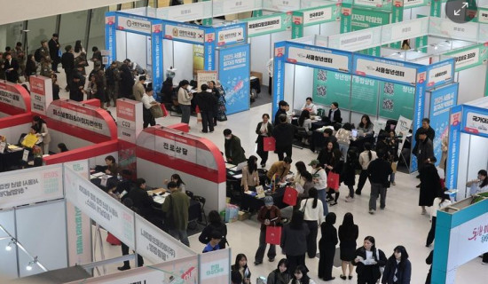 S. Korea's employment rises 206,000 on year in March