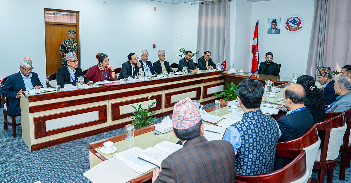 PM holds discussion with FM, NPC officials on economy, development