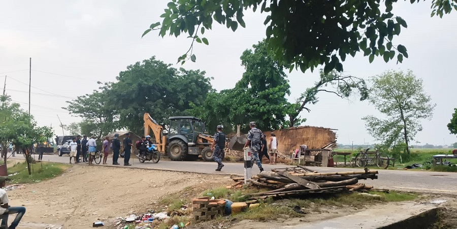 Demolition campaign begins on bank of Gandak Canal