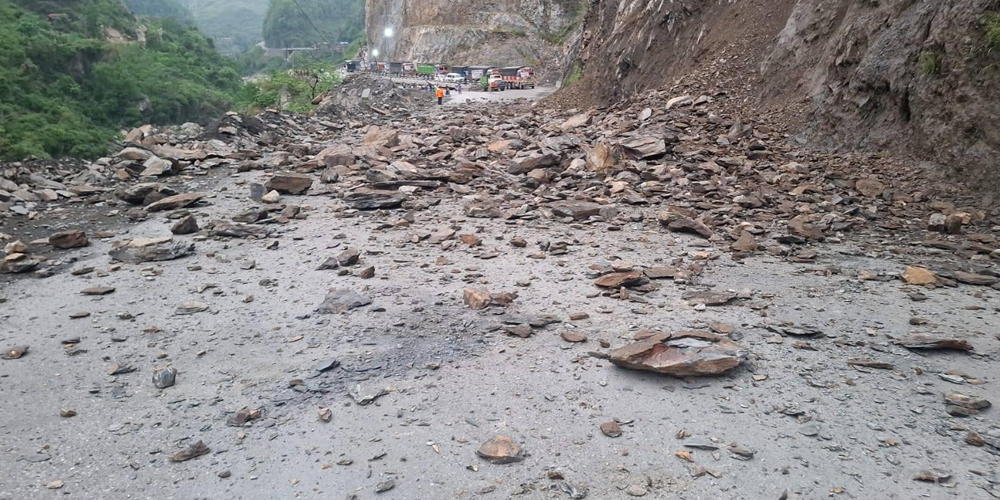Narayanghat-Mugling road obstructed
