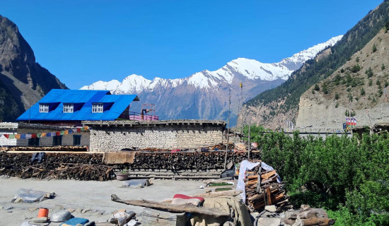 Tukuche village and Dhaulagiri Himal