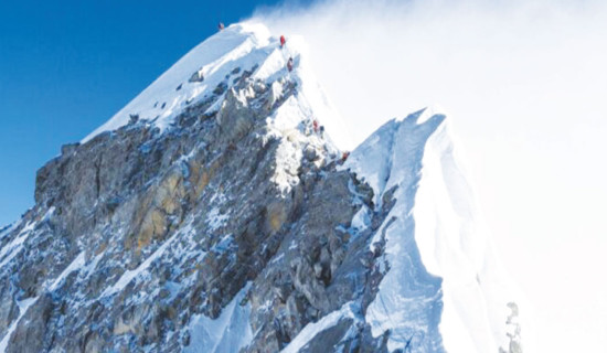 Route to Everest summit prepared for climbers