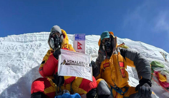 Chinese team becomes first this spring to summit Mt Everest and Lhotse