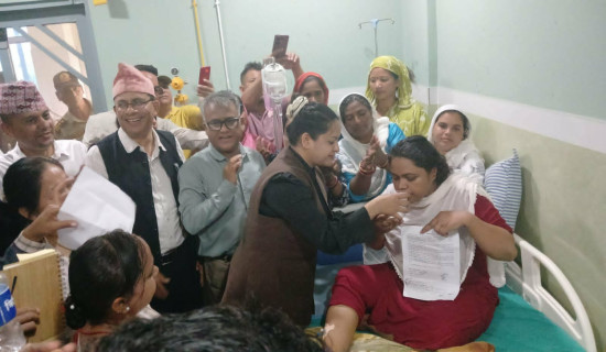 Govt. and rights activist Khan ink 5-pt pact, Khan ends 23-day hunger strike