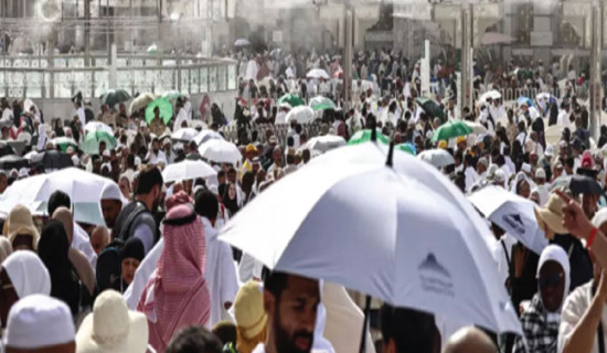 Pilgrims kick off hajj under shadow of war