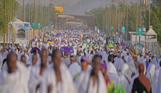 Muslim pilgrims converge on Arafat for prayers