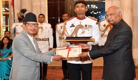 Ambassador Sharma presents his credentials to President Kovind