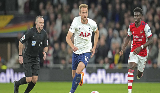 Spurs keep top-four bid alive