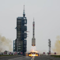 Indian rocket places 36 satellites into orbits