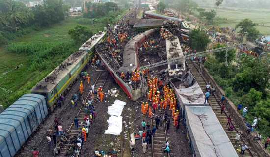 More than 280 dead in India train crash