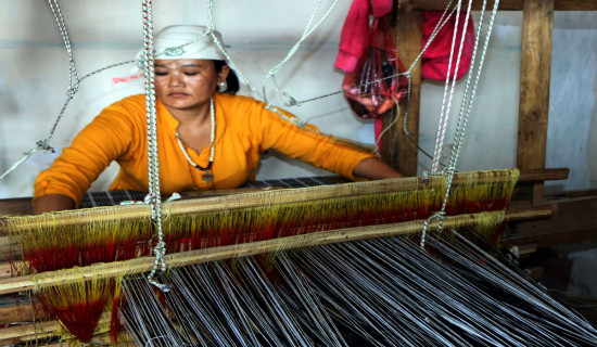 Woman weaving allo clothing in Fungling