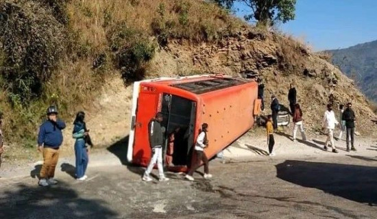 Six injured in picnic bus accident