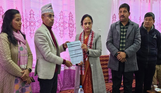 Communication Minister hands over warm clothes to earthquake victims