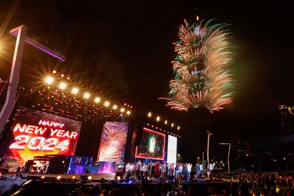 World Welcomes 2024 With New Year S Fireworks Reflection And A Royal   QHTKP4V7TRMNTGBO22HC5ENGAM 