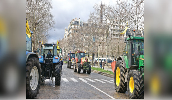 French farmers back on streets