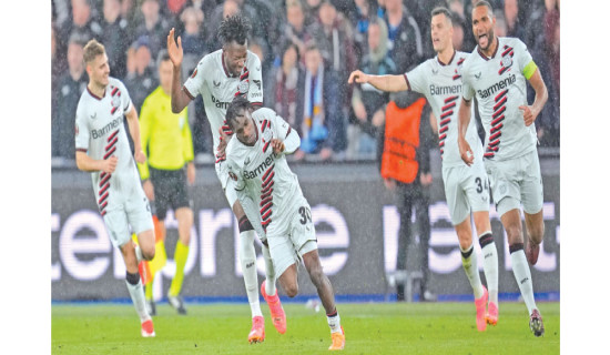 Leverkusen on course of historic treble