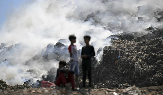 New Delhi chokes as trash mountain fire spreads hazardous fumes