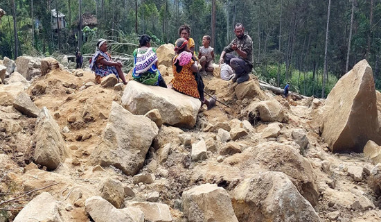As many as 2,000 people feared buried under Papua New Guinea landslide