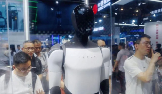 Musk says Tesla to use humanoid robots next year