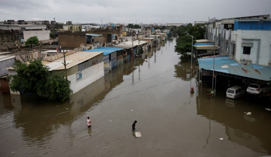 Rains lash India, Pakistan, thousands evacuated