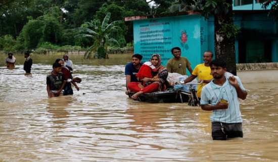 Bangladesh floods leave 71 dead, fears of waterborne disease rise