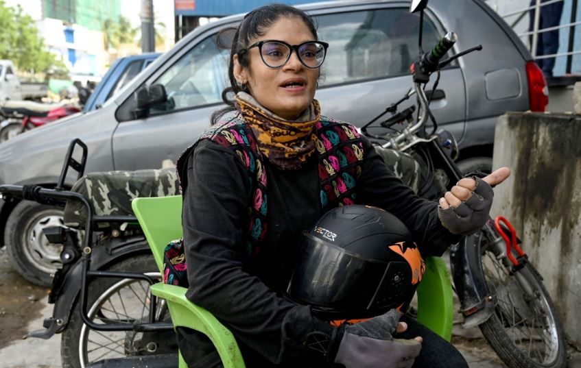 Women ride Pakistan's economic crisis into the workplace