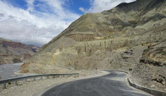 Landslide blocks roadway to Kathmandu