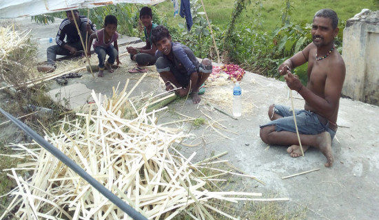 Traditional sanitation workers shift to  making bamboo products