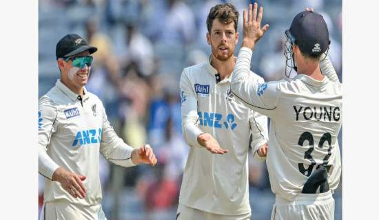 Smith and late wickets boost England against Pakistan