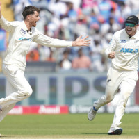 Smith and late wickets boost England against Pakistan