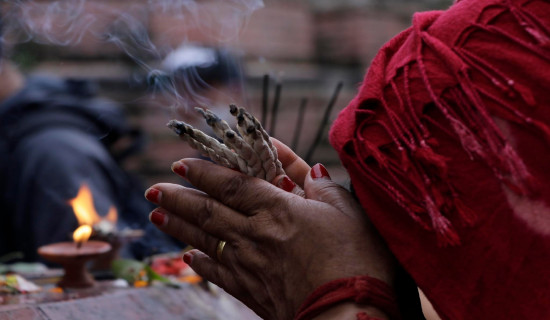 Marking first Monday of Shrawan at Pashupatinath (Photo Feature)