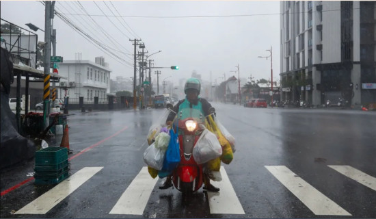 Typhoon Kong-rey makes landfall in Taiwan