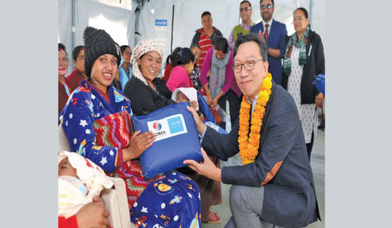 Korean envoy, UNICEF representative distribute relief to flood victims