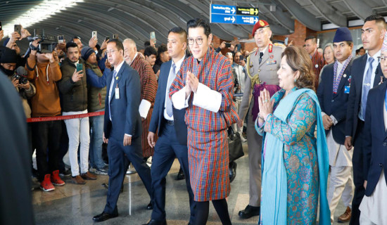 Bhutanese monarch pays homage at Swoyambhunath Temple