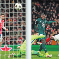 Arsenal lose again to  damage top-4 bid