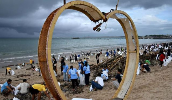 Volunteers clean up Bali's beach from monsoon-driven trash