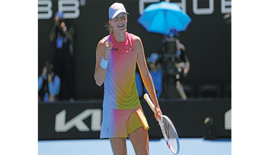 Swiatek sweeps into Australian Open semis