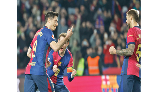 Barcelona climb top of Spanish Liga