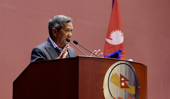 PM urges private sector to bring concrete proposal for resuming sick industries
