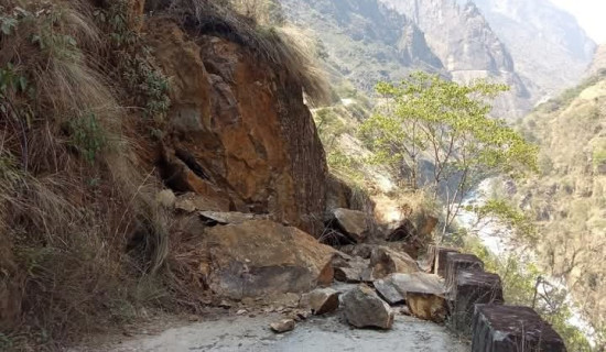 Dry landslide obstructs Besisahar-Chame road