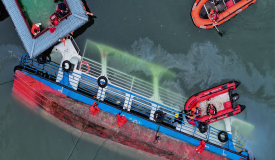Tourist boats capsize in China storm, 10 dead